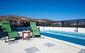 Luxury Apartment Charm With Pool